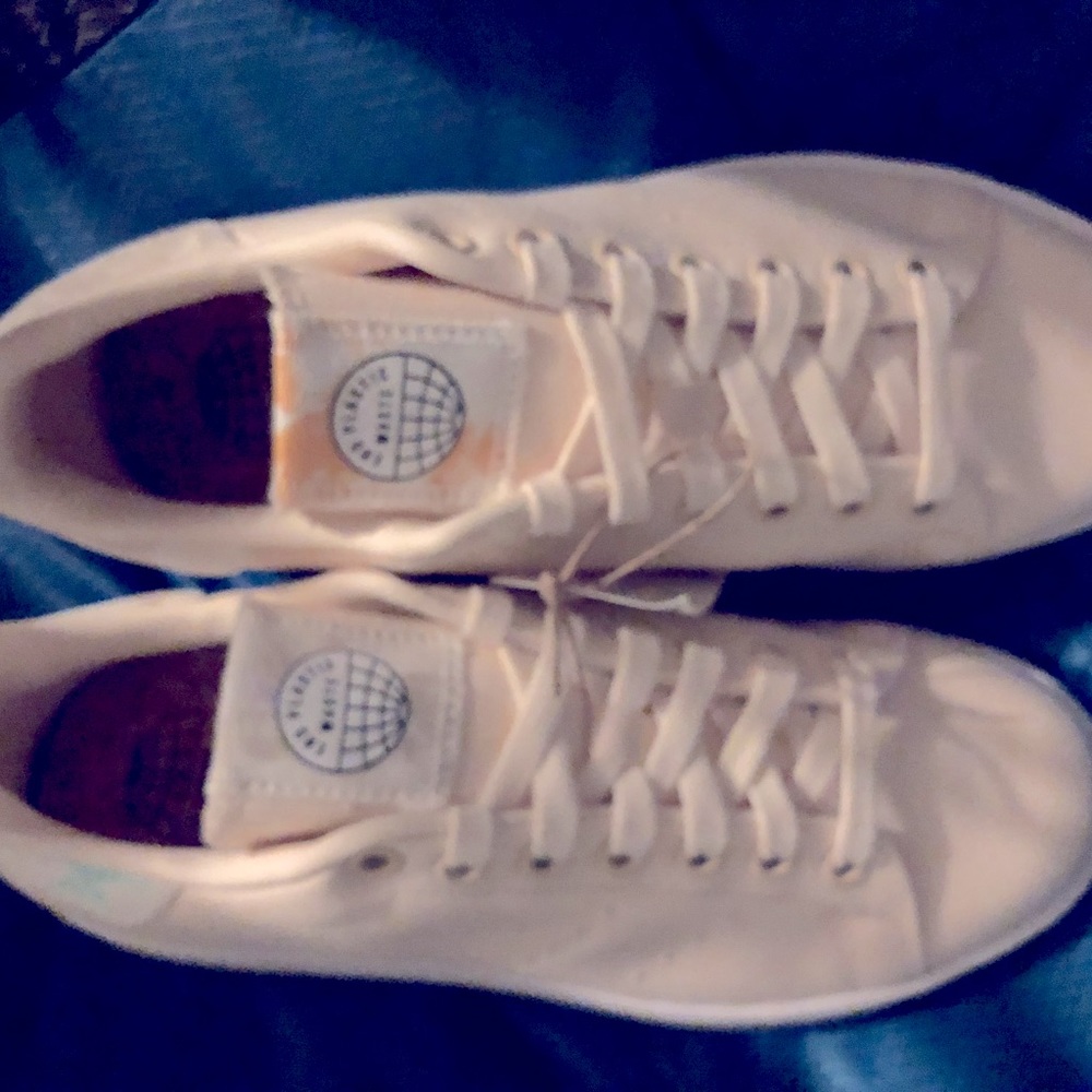 Addidas Satan women 6 1/2 shoe